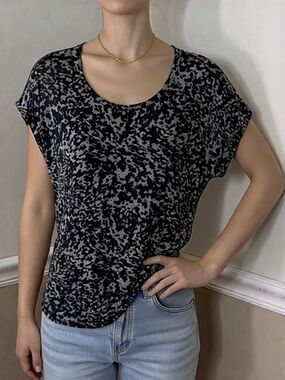 🩷 5 for $20! NWT H by Halston Black and Gray Abstract Scoop Neck Top